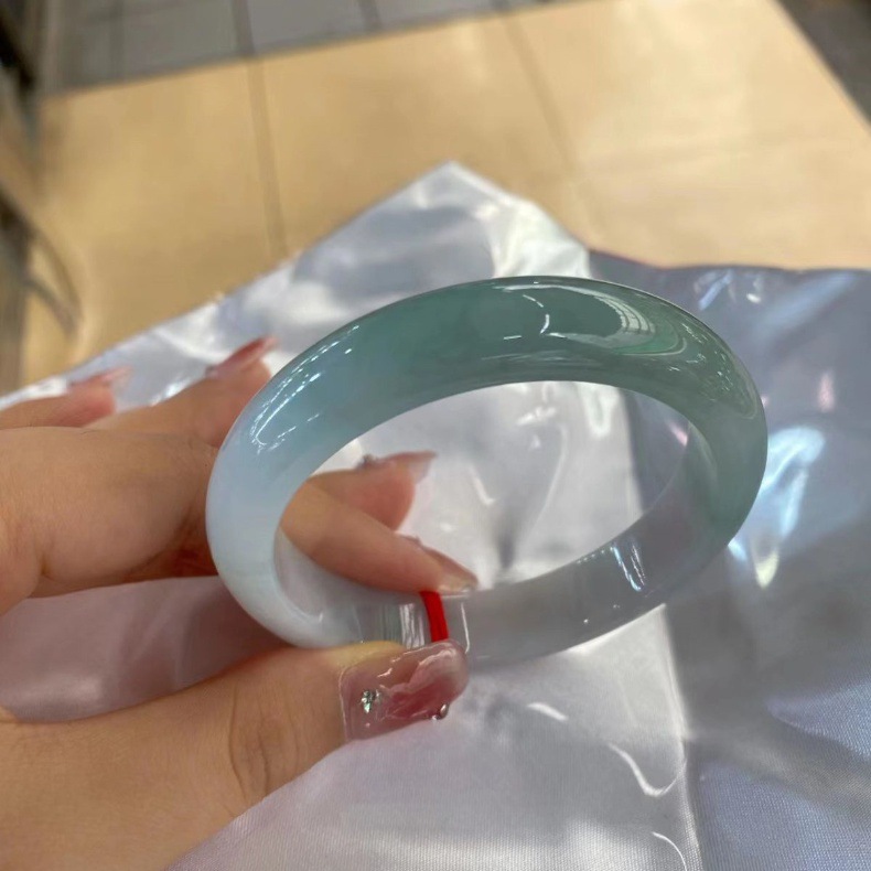 Vòng tay ngọc bích tự nhiên nữ hoàng gia màu xanh nhạt, đường kính trong 52–64 mm chi tiết 3