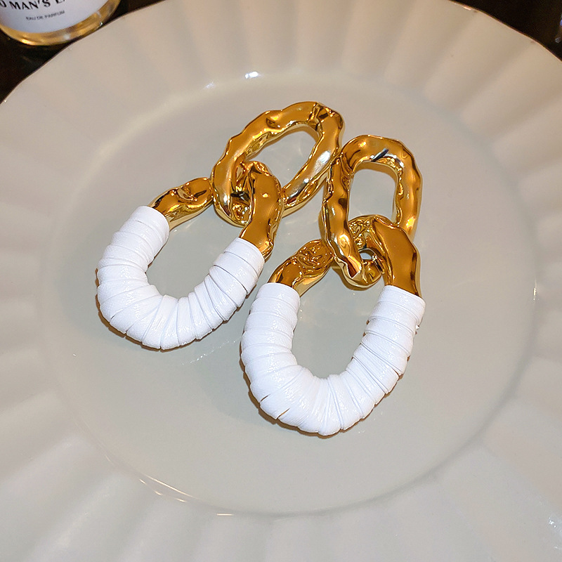 Aguja de plata Oval trenzado plisado cuero bobinado borla pendientes elegantes pendientes de lujo Luz de moda todo-fósforo pendientes de cercanías