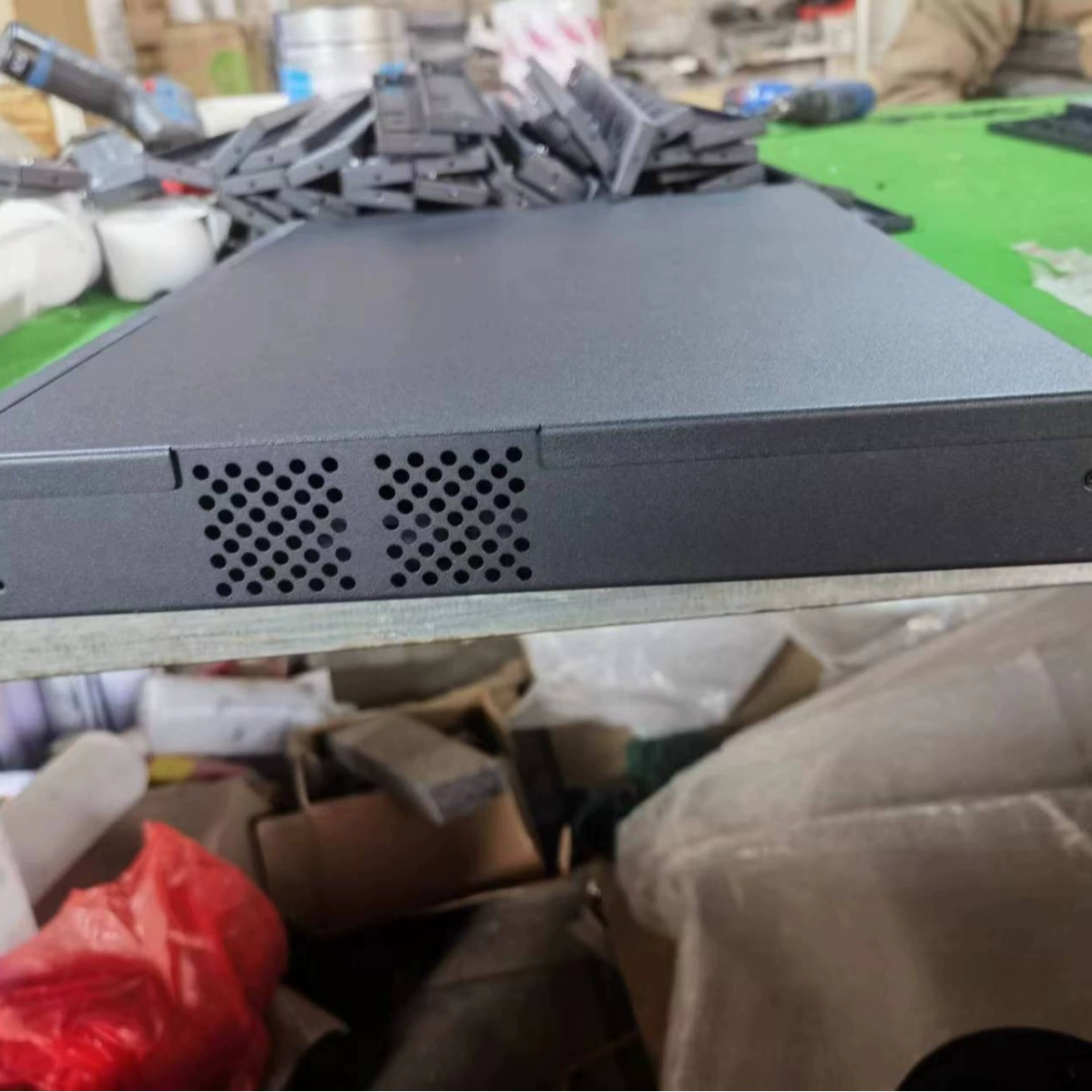 Изготовление корпусов блоков питания и блоков управления 19-дюймового формата 1U из оцинкованной, алюминиевой, нержавеющей стали и прецизионного листового металла.