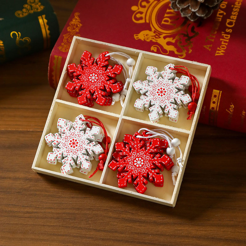 木製のクリスマスのペンダントクリスマスツリーのペンダントクリスマスの小さなプレゼントの木箱はクリスマスの装飾品を飾っている|undefined
