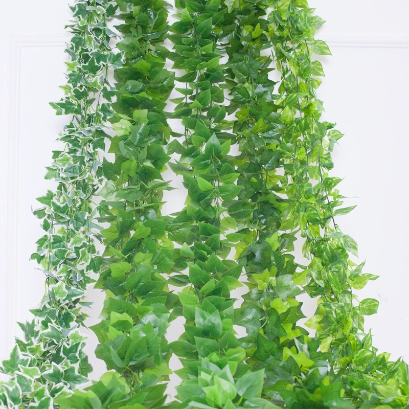 Искусственное зеленое растение, листья виноградной лозы, труба, потолочное украшение, цветочная лоза, покрывающая трубу, гостиная, обернутая зелеными листьями.