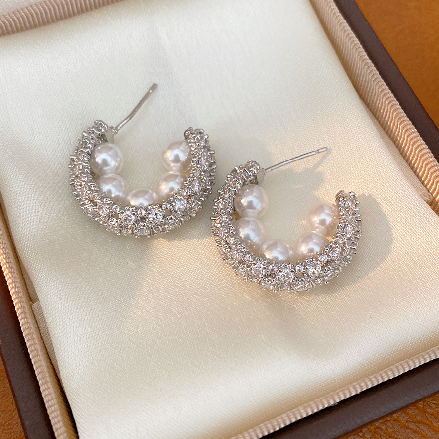 Agujas de plata zircon perlas en forma de C temperamento palacio exquisitos pendientes de nicho ligero de lujo alta sensación de auriculares al por mayor