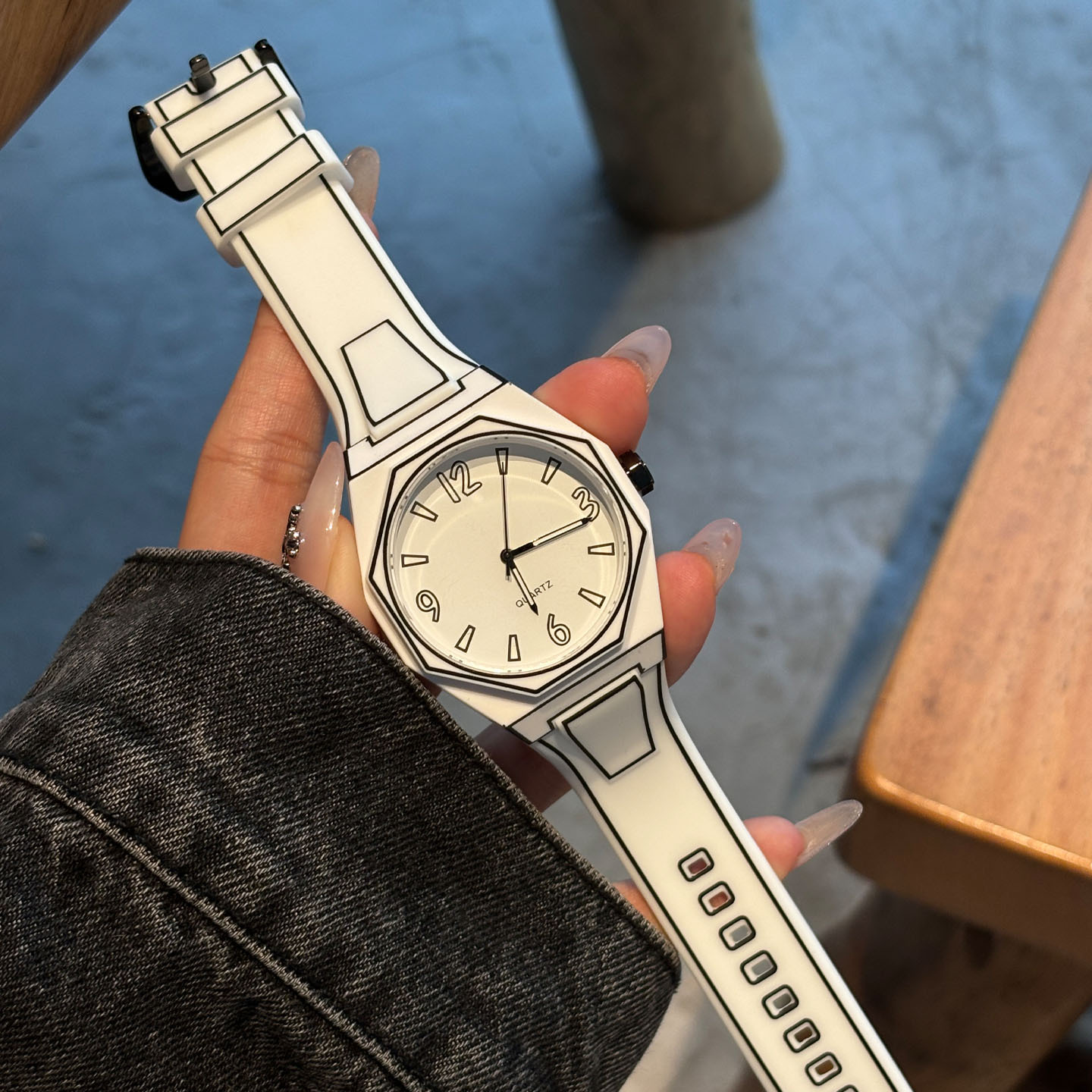High-Looking Line Anime Watch for Female Couples, Junior High School and High School Students, Men's Sports Personalized Creative Quartz Watch