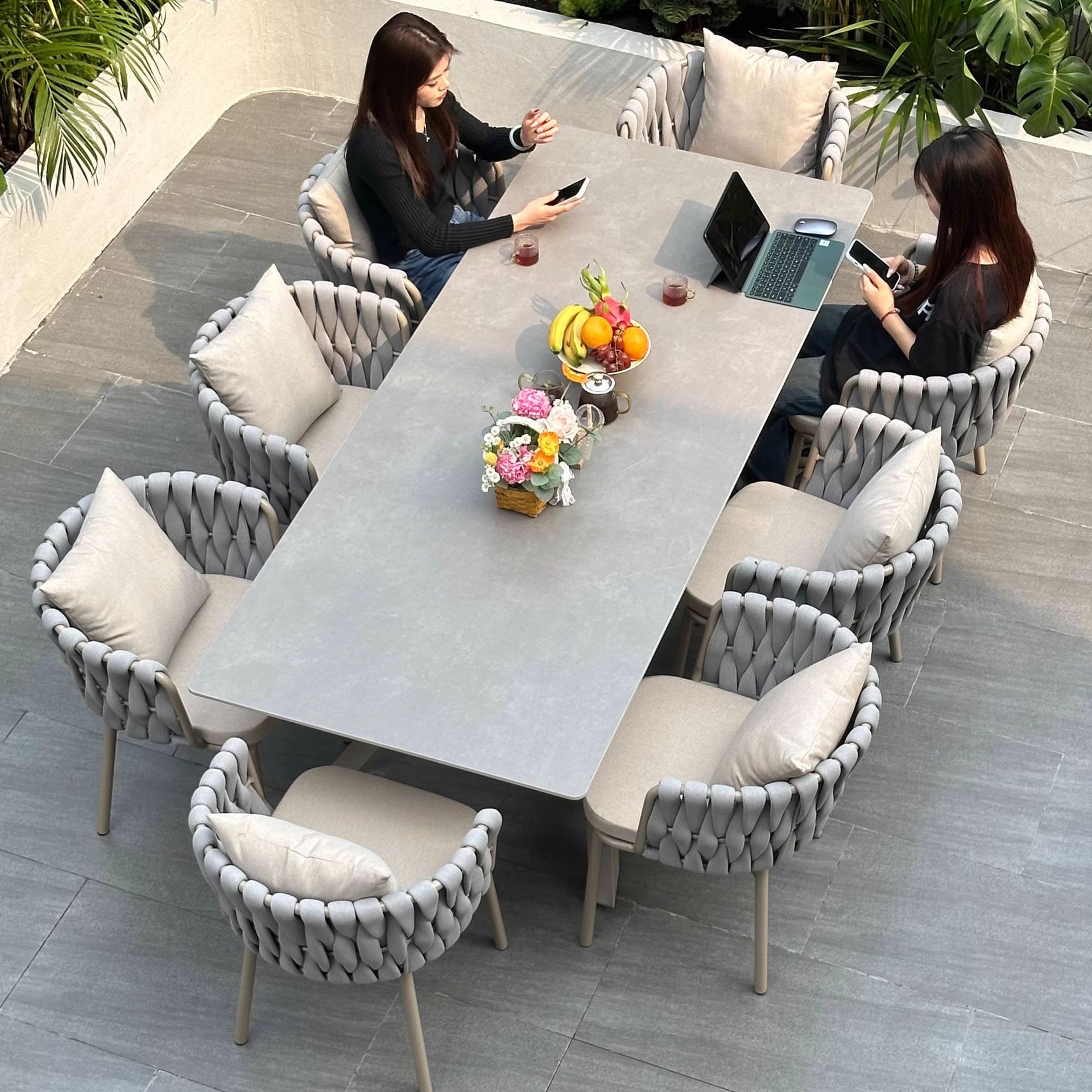 Mesa y silla al aire libre patio al aire libre impermeable solar muebles de caña de alta gama jardín al aire libre balcón mesa de comedor de tabla de roca silla de caña