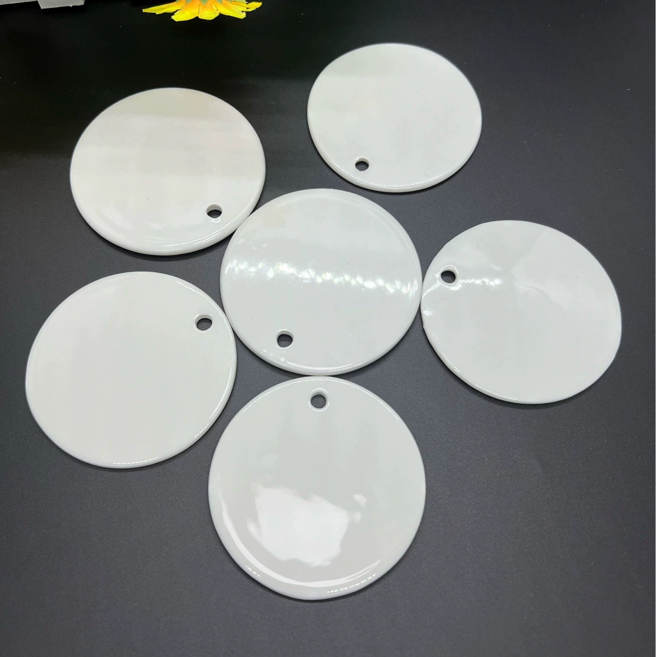 Белая глянцевая керамическая бирка-идентификатор для собак и кошек, 2025 год, хит продаж для магазинов зоотоваров, для предотвращения потери питомца