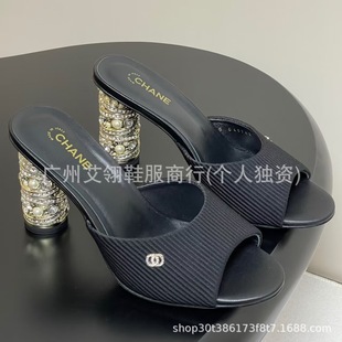 ����Ů�Ը��⴩С�ʯ�����Ь��ˮ���ָ��~�ϕr��һ��¶荸߰�ֺ