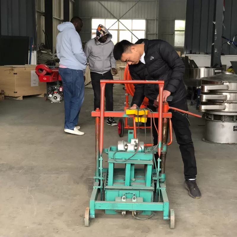 家用小型移动水泥制砖机一机多用免烧空心砌块铺路砖机泰丰出口