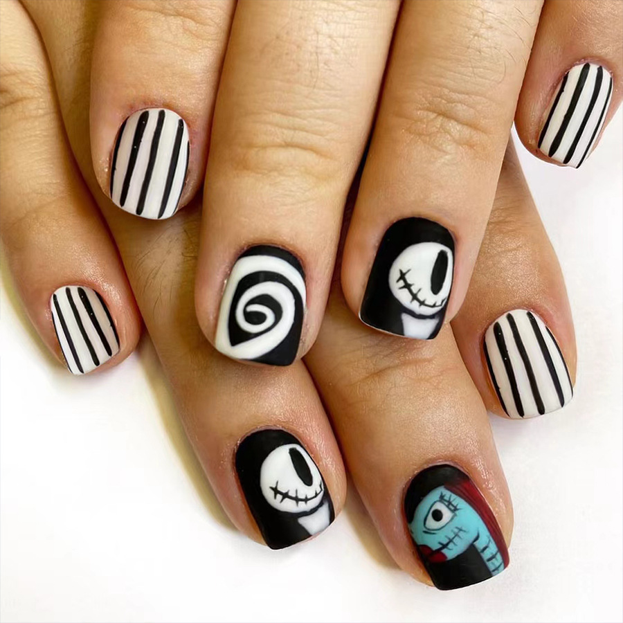 Armure carrée courte givrée Halloween crâne mignon visage étrange rayures noires et blanches portant un patch nail art commerce extérieur 24 pièces_voghion.com