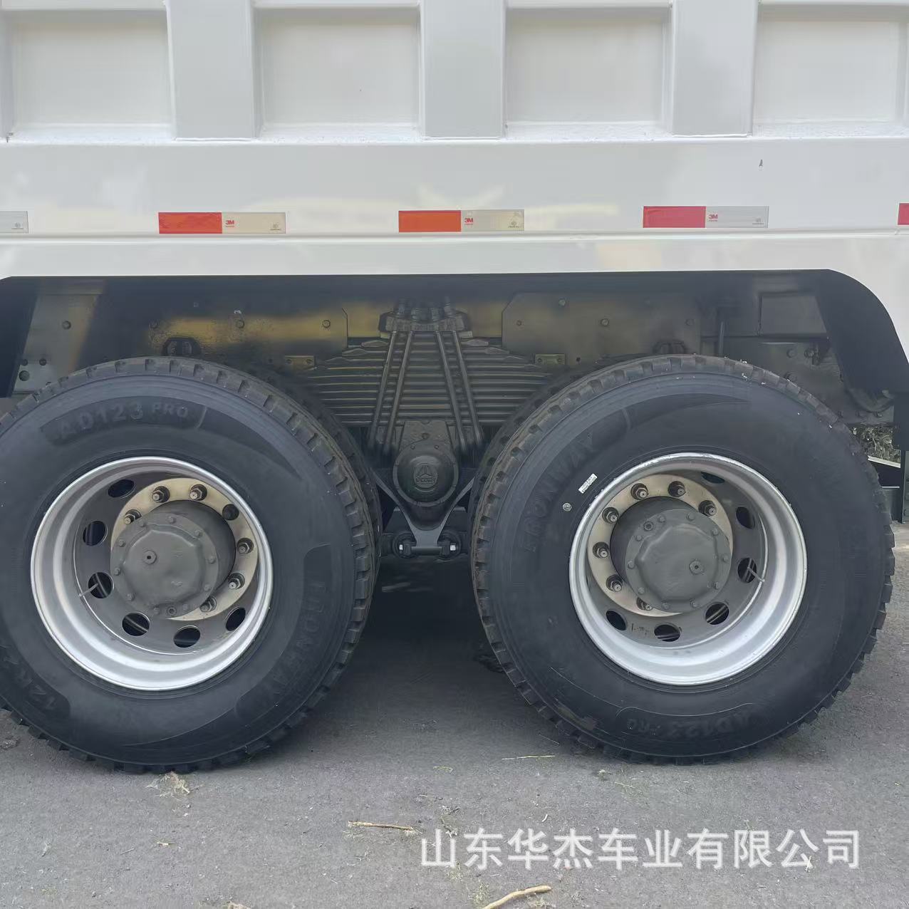 Export of HOWO engineering dump trucks with 371 horsepower, rear eight-wheel muck trucks, and front-four-rear-eight-wheel dump trucks for mining use