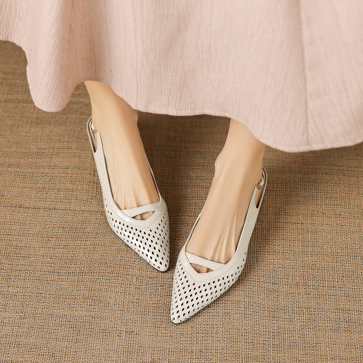 Sandal nữ gót thấp 5.5 cm mũi kín quai ngang khóa một chữ — màu trắng ngà