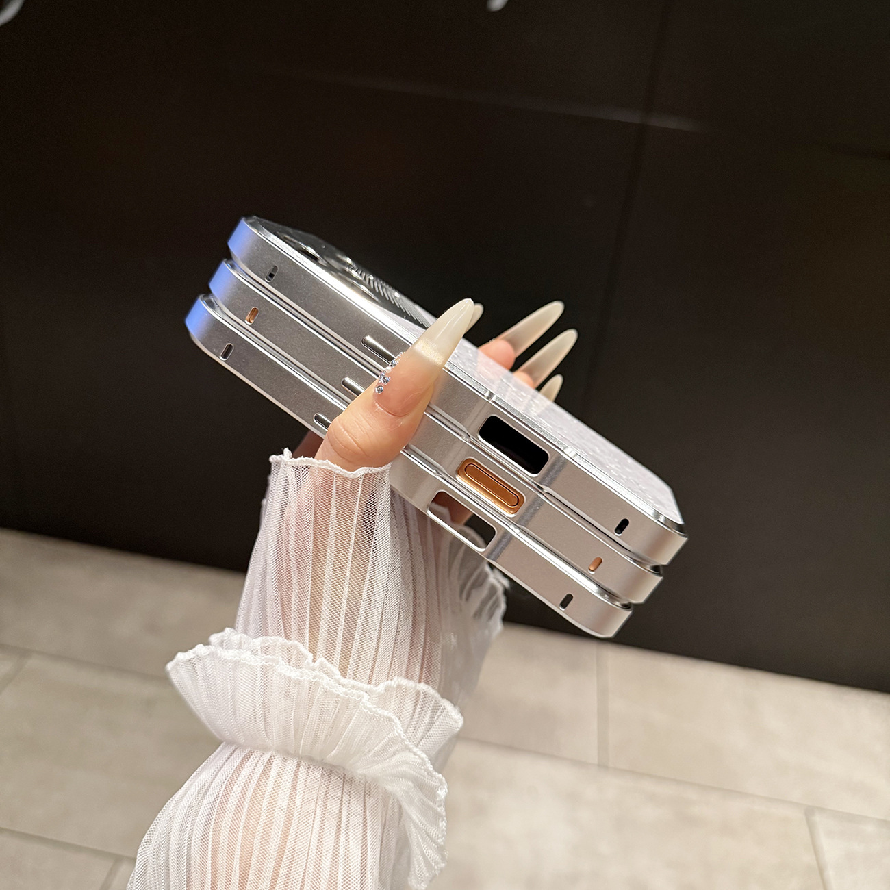 Ốp lưng điện thoại chống sốc viền dày họa tiết vỏ sò ánh kim — Đen Huyền, Trắng Kim Cương, Xanh Lam, iphone17pro chi tiết 4