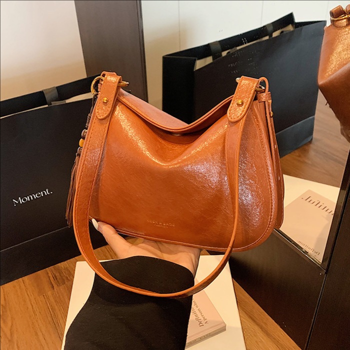 Retro 2025 invierno nuevo estilo de alta sensación de moda bolso de hombro de moda bolso pequeño de tendencia de mujer de viaje versátil bolso de mochila