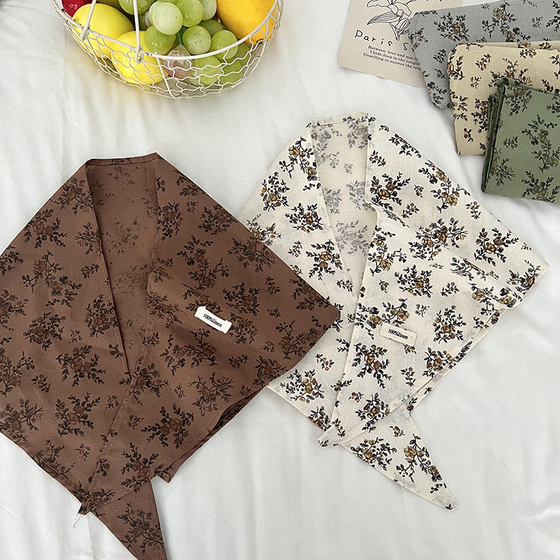 Flores trituradas bufandas de triángulo mujeres otoño invierno decoración universal bufandas de seda bufandas al por mayor en el sistema de bosques pequeños frescos