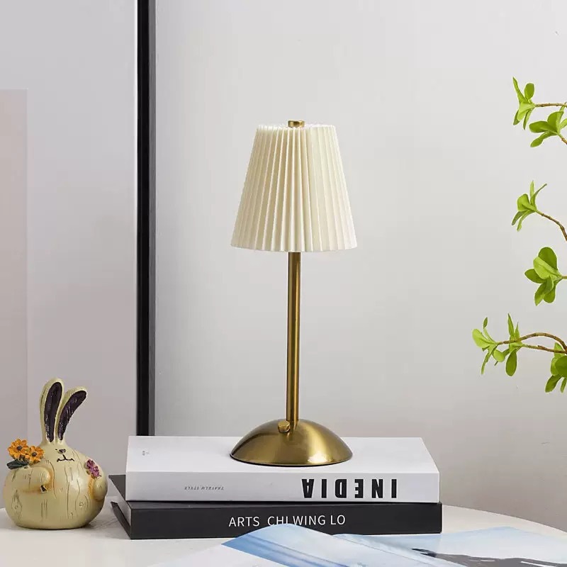 Luz nocturna de metal minimalista estadounidense transfronteriza usb touch recargable dormitorio decoración de bar atmósfera de escritorio lámpara de escritorio de cristal