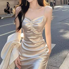 银色低领吊带缎面连衣裙女夏季气质富家千金轻奢收腰晚宴礼服长裙