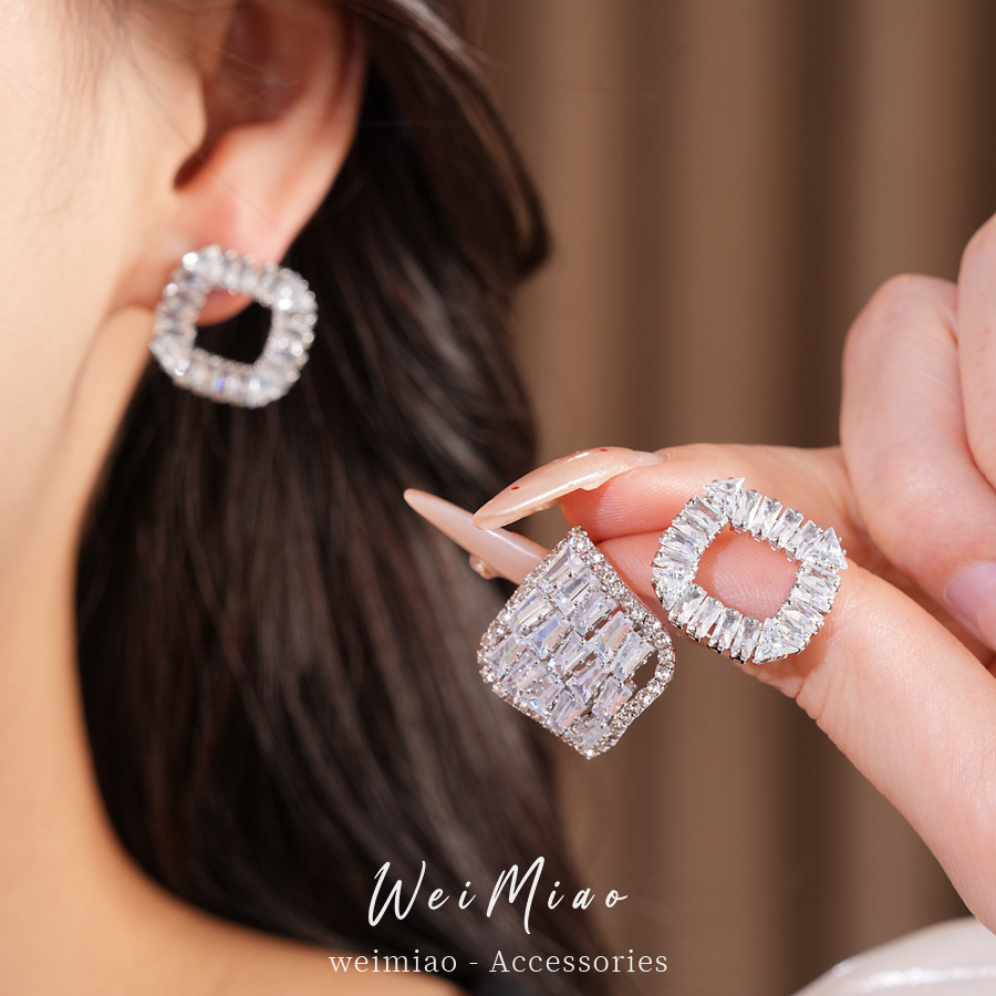 Agujas de plata de diamante de diamante hueco cuadrado pernos de orejas temperamento exquisito nicho aretes de lujo ligero aretes de alta sensación