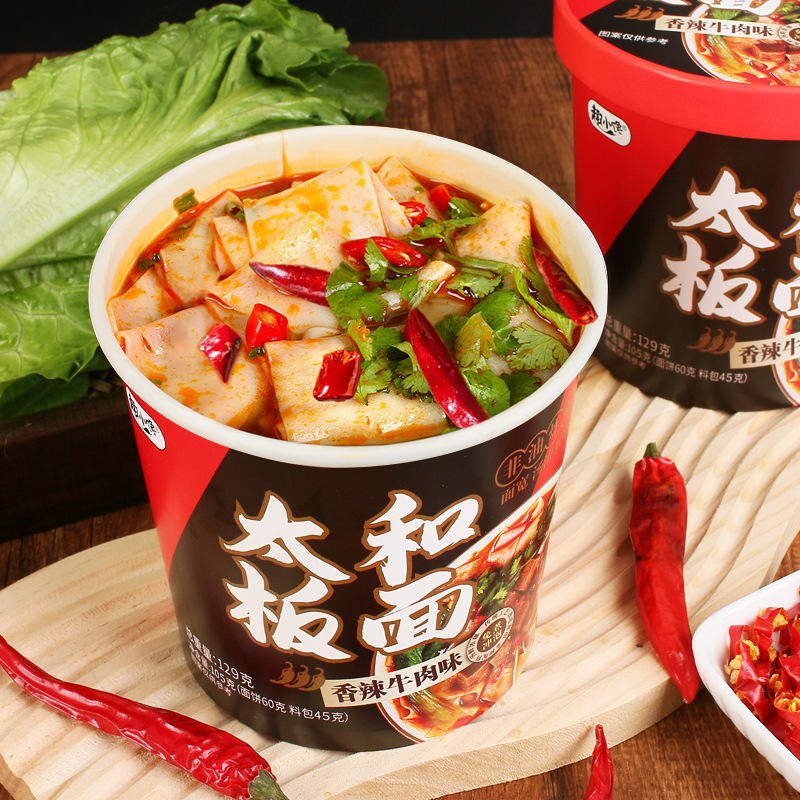 太和板麺 スパイシーワイド麺 樽詰めインスタントラーメン 牛肉麺 全箱 共同購入卸売 学生インスタントラーメン|undefined