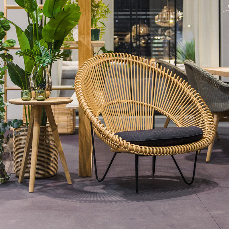 Conjunto de tres piezas de muebles de ratán para exteriores: silla, mesa de centro y sofá de ratán, para patio, balcón, jardín, estilo del Sudeste Asiático, para alojamientos.