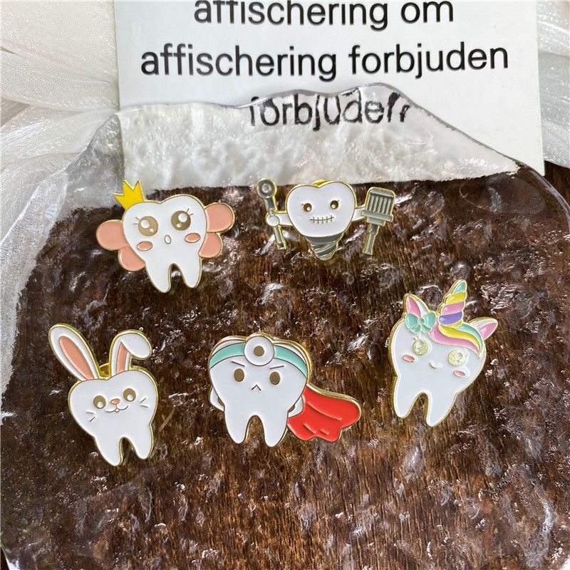 Tecknad tandvårdsbrosch i metall för kläder och väskor_voghion.com