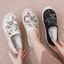 2025春秋新款老北京布鞋女单鞋刺绣国风休闲舒适懒人一脚蹬妈妈鞋
