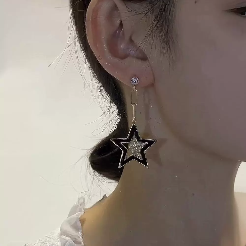 Черные асимметричные серьги с кисточками и цирконами