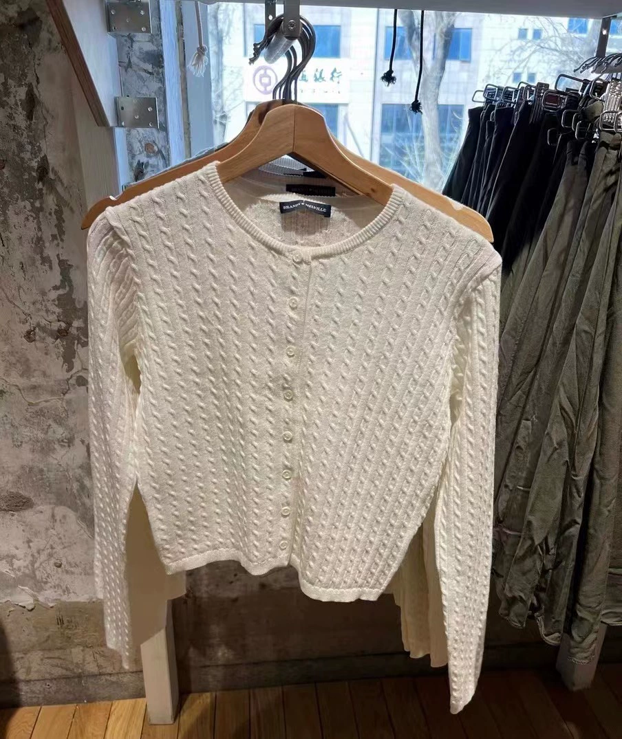Кардиган-свитер, slim fit, белый пин с косичкой/косой детали, один размер, изделие из вязаного узором трикотажа