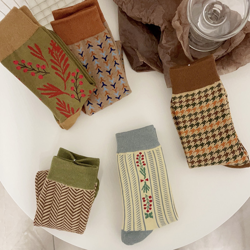 Autumn and Winter New Style Combed Cotton Thick Socks Women's Japanese Style Retro Style Houndstooth Small Flower Fashionable Mid-tube Cotton Socks
