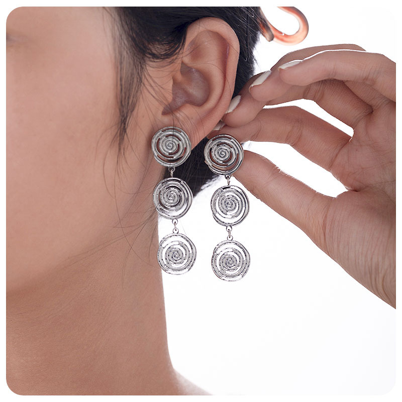 Tina personalidad de acero inoxidable transfronterizo línea de rosca redonda enredada pernos de orejas para mujeres Amazon venta caliente orejas de acero de titanio