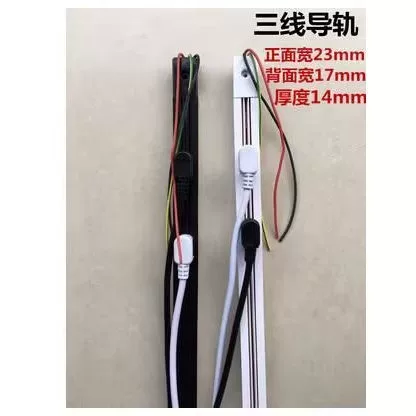 Трехрядная витрина с силовой направляющей, полкой, мобильной слайдерной конструкцией, проводящим слотом, регулировкой освещения и рядом розеток.