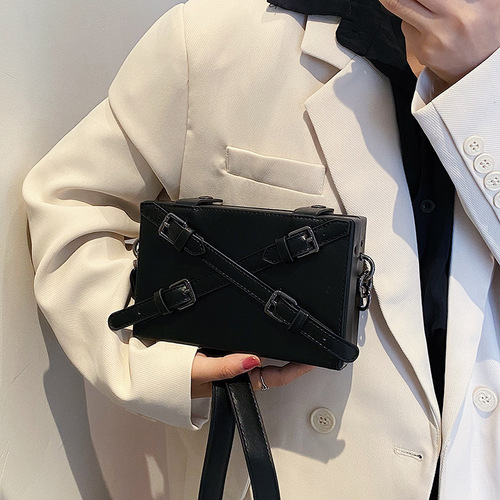 Crossbody bag, men's trendy brand new box bag, simple niche design, personalized shoulder bag, street fashion mobile phone bag