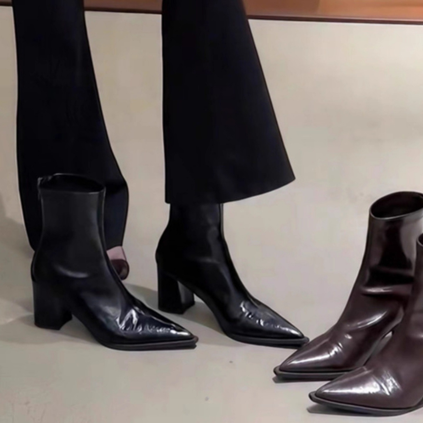 Women's Black Fleece-lined Leather Pointed Toe Ankle Boots_voghion.com