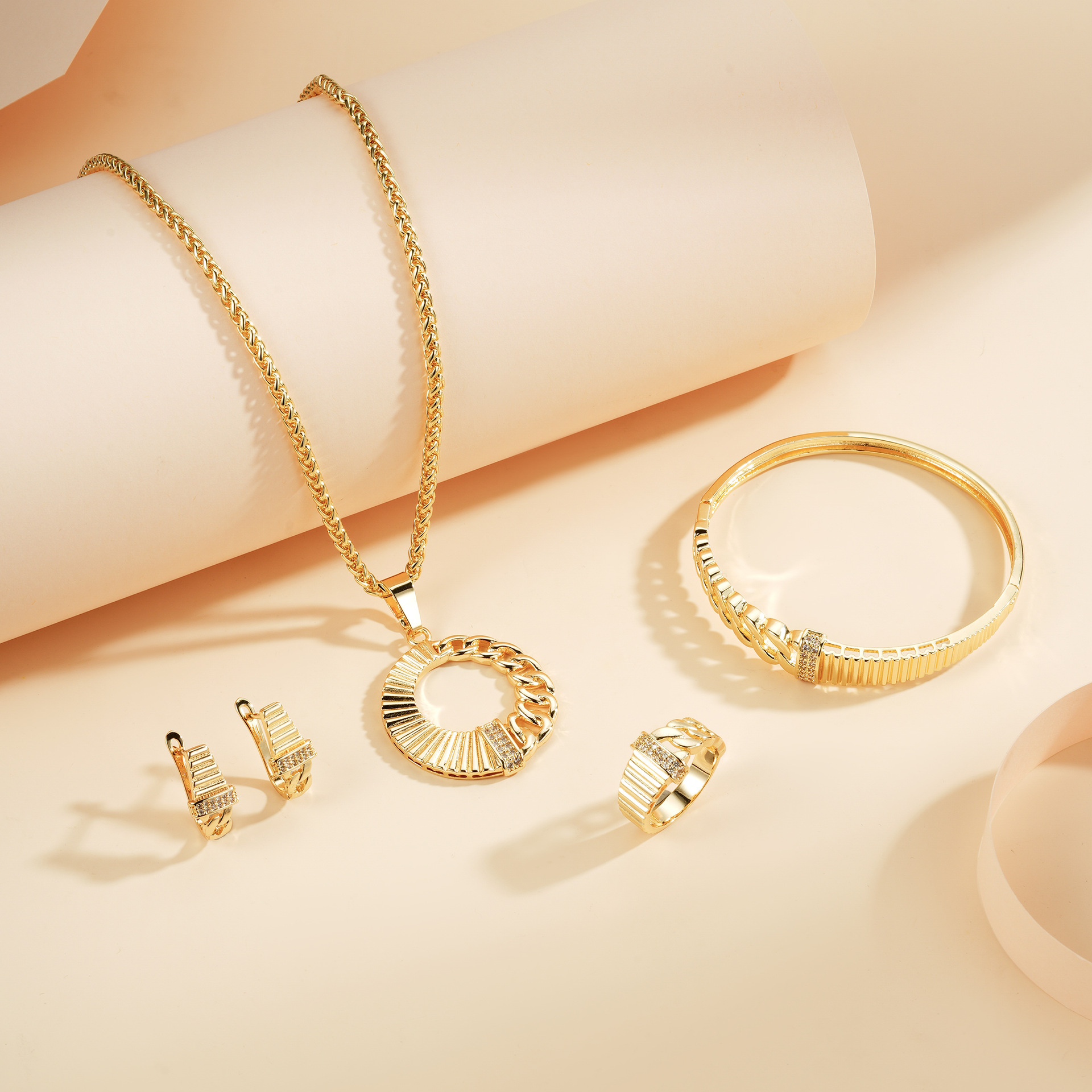 Diseño de moda de alta gama conjunto de joyas opciones transfronterizas pulseras anillos pendientes colgante collar joyas chapadas en cobre oro
