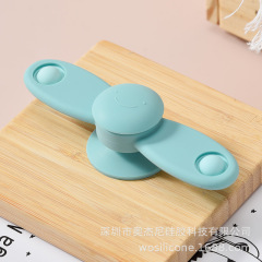 现货手指旋转陀螺食品级婴儿益智玩具吸盘笑脸双色pop机翼转转乐