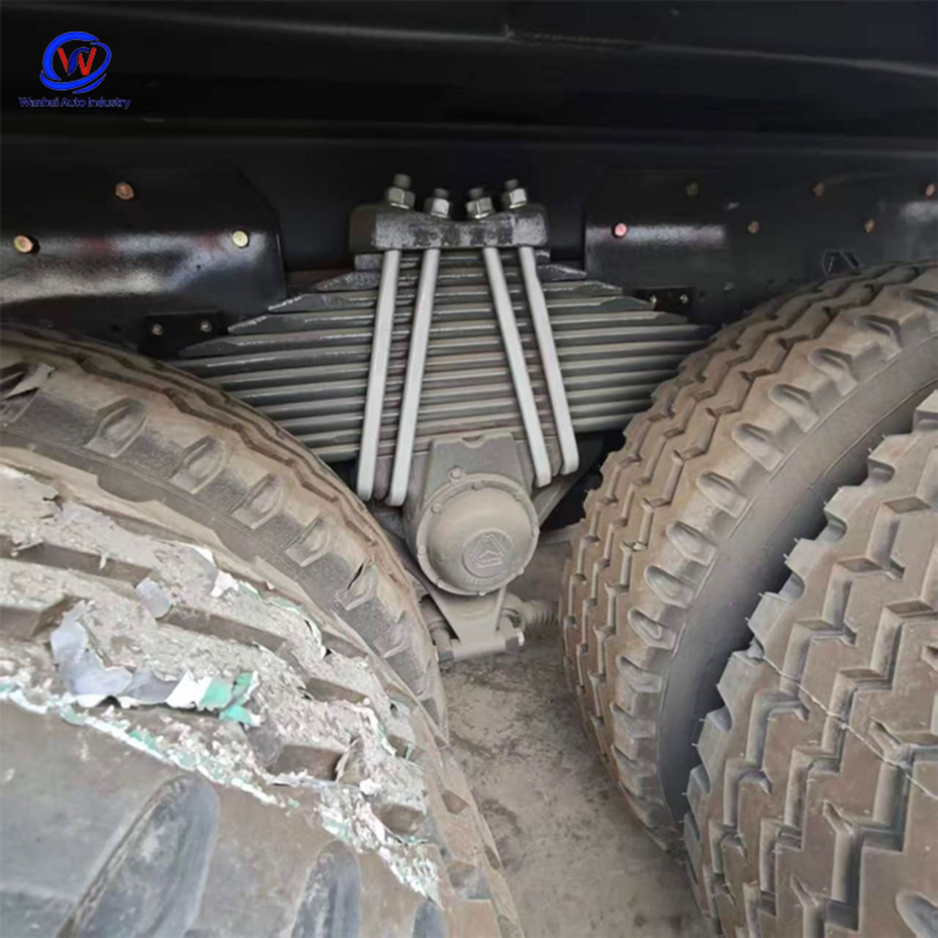 In-stock supply of HOWO heavy-duty truck, HOWO rear eight-wheel dump truck, mining self-unloading engineering vehicle, 20-cubic-meter large box, for Africa