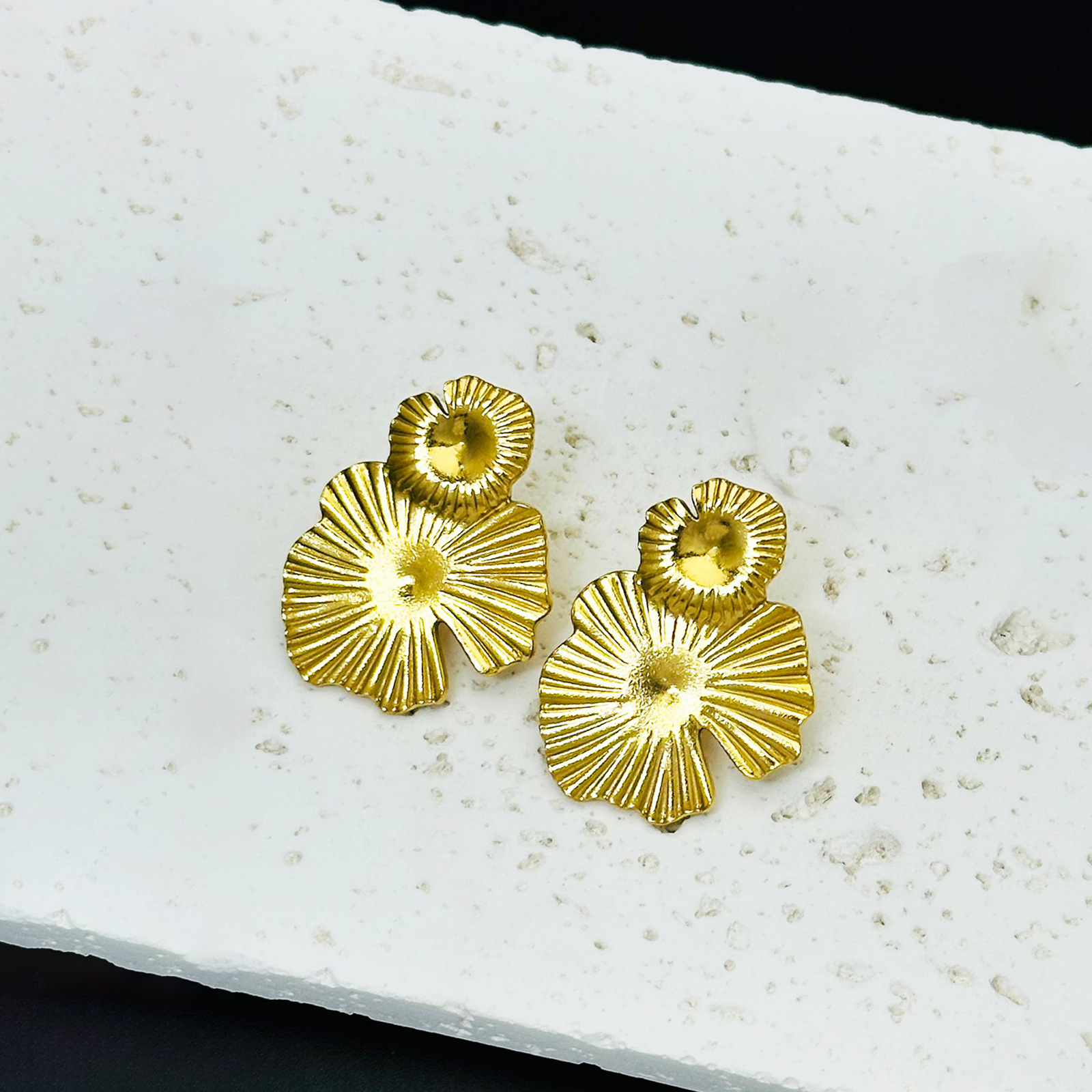 Pendientes de acero inoxidable a rayas cuadradas de tendencia de alta gama transfronteriza europea y americana Pendientes de 18K de lujo ligero para mujer al por mayor