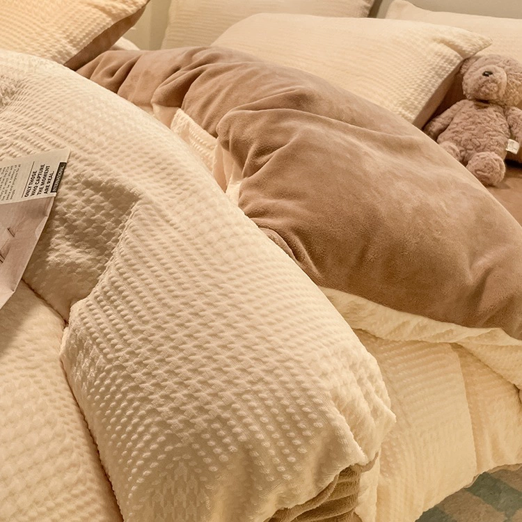 Комплект постельного белья из резного молочного вельвета, 4 предмета, новинка 2025 года, зимний, утолщенный коралловый вельвет, пододеяльник, фланелевое постельное белье J^