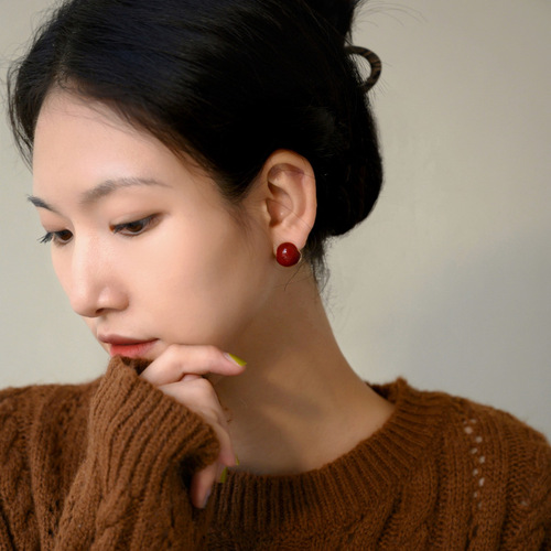 Autumn and winter new style red small ball earrings wrapped around the earlobes and ear clips without piercings for women with mosquito coils, elegant and simple temperament