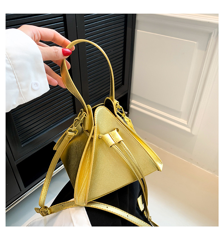 Women's Small Pu Leather Solid Color Streetwear Triangle Zipper Handbag display picture 4
