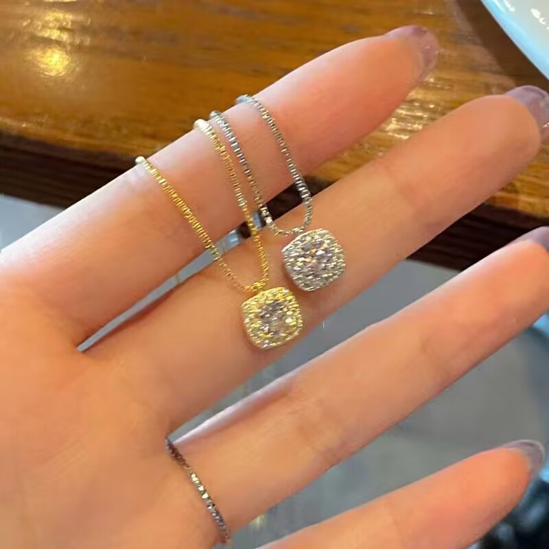 Simple and Cool Style High-End Necklace for Women New Niche Design Rhinestone Pendant Clavicle Chain