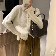 優しい風が長袖のニットのカーディガンをめくって、女性の秋冬の高級感があります。