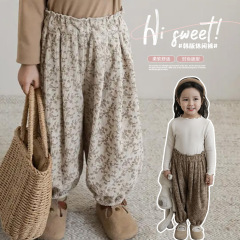 女の子の秋冬の花のコーデュロイの長ズボンの赤ちゃんはかわいいです。