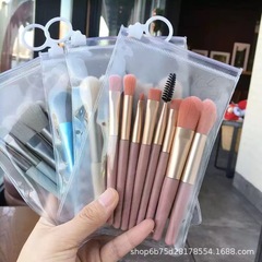 学生は8本の化粧ブラシセットを持っています。