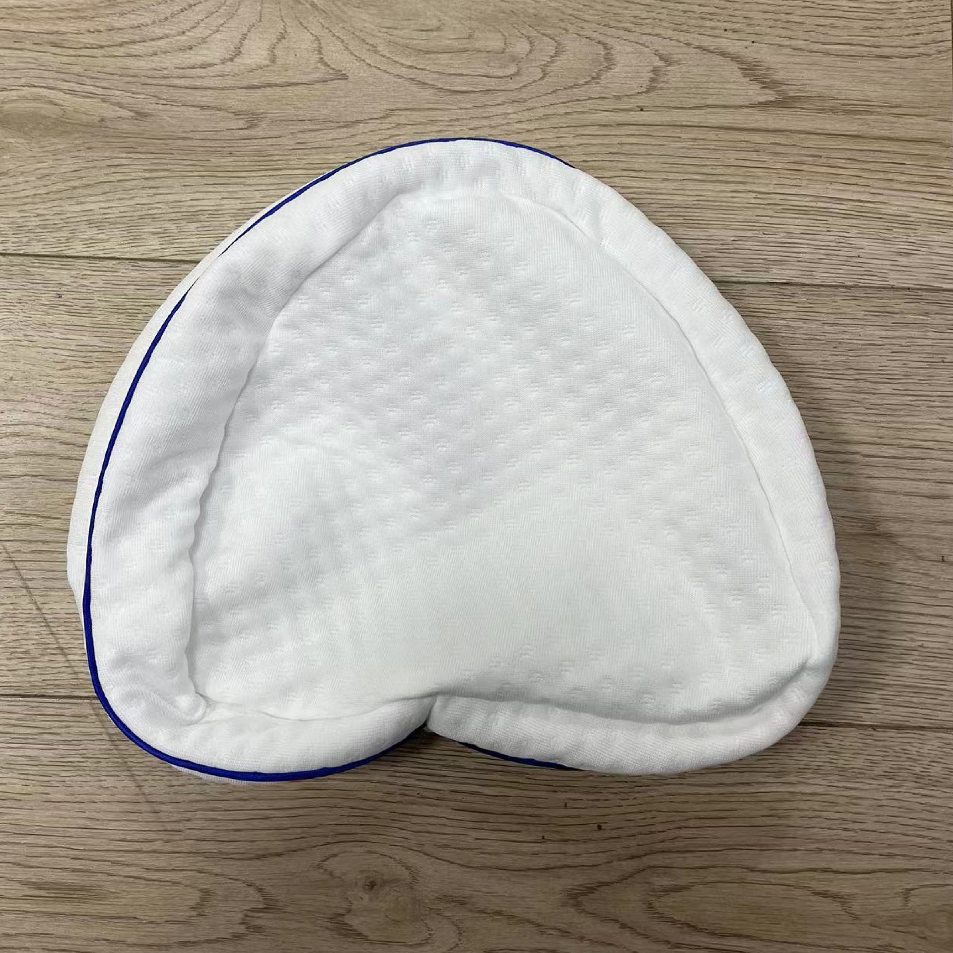 Almohada ortopédica de espuma viscoelástica para piernas, diseño ergonómico en forma de corazón