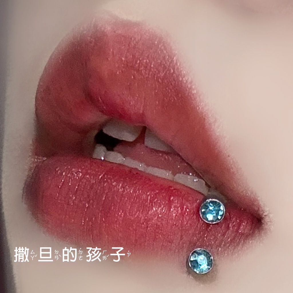 Silver pointed spike labret stud material detail