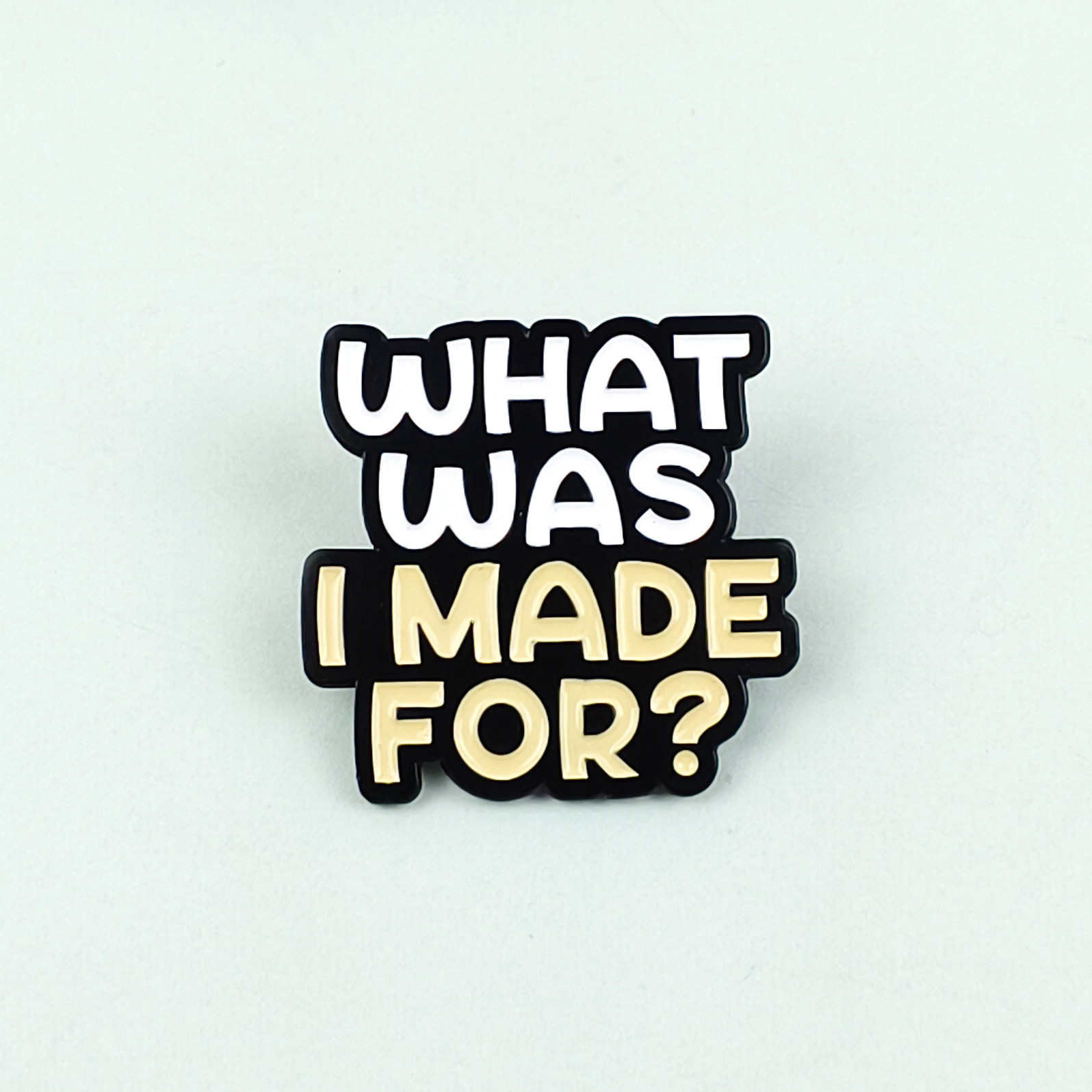 Insignia de metal personalizada Moda Serie de letras en inglés Broche geométrico Chaqueta Decoración fija Accesorios de cuello