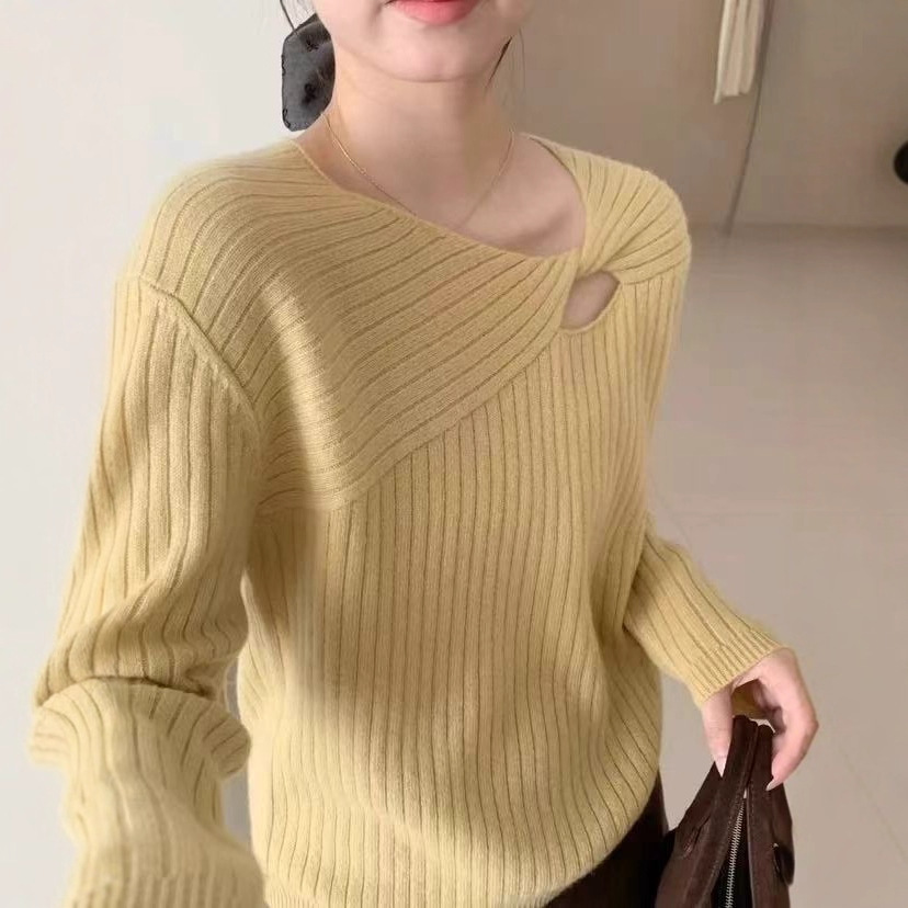 2025 nuevo diseño de torsión de hombro suéter de overhead mujeres otoño invierno vestido en el interior con camiseta de punto de manga larga image 3