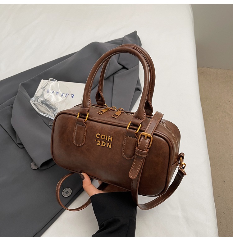 펜던트가 없는 브라운