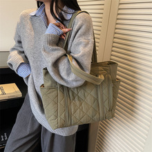 简约轻便羽绒棉服托特包女2025秋冬新款休闲百搭大容量通勤单肩包