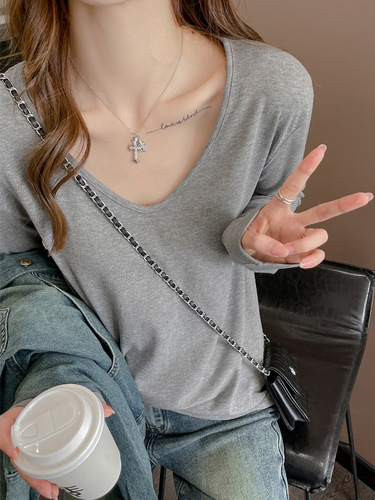 Early Autumn V-neck Loose Long-sleeve Square-shoulder T-shirt for Women, Can Be Worn as a Base Layer or as an Outer Shirt, Gives a Sense of Elegance