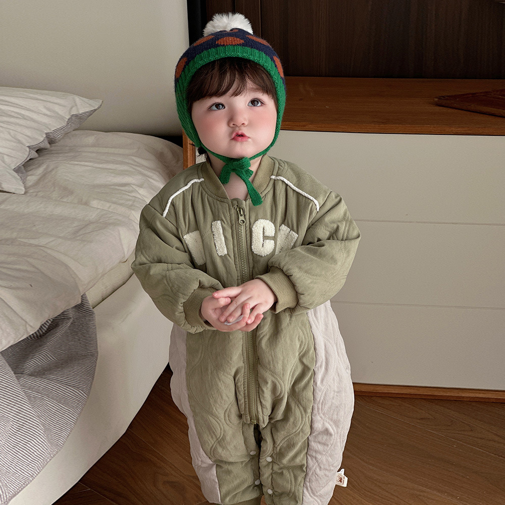 2024 nuevo invierno bebé coreano de dibujos animados letras de estilo occidental acolchado de algodón grueso cálido y cómodo abrigo de algodón de una pieza suave